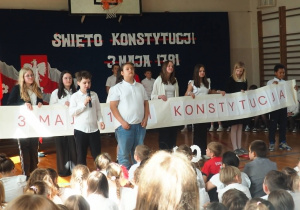 Uczniowie z szarfą