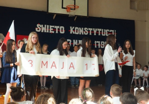 Uczniowie z napisem "3 Maja"