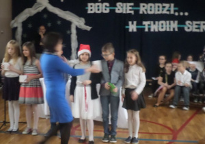 Wręczanie uczniom nagród za szopki bożonarodzeniowe.