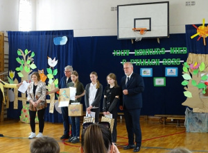 Zdjęcie grupowe- organizatorzy i nagrodzeni w konkursie