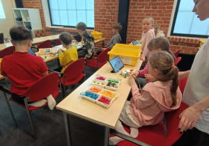 Uczniowie podczas budowania z klocków Lego