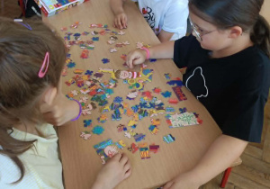 Uczennice układają puzzle