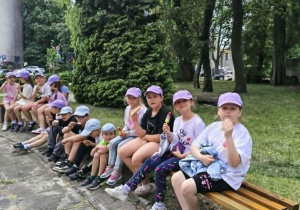 Klasa 1b na ławce jedząc lody