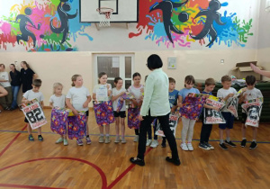 Klasa 1b przyjmuje gratulacje od pani Dyrektor