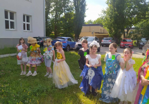 Uczestny konkursu w pięknych strojach