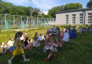 Wszyscy prezentują swoje stroje