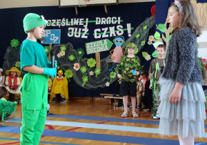 Przedstawienie "Brzydkie kaczątko"grane przez uczniów klas drugich