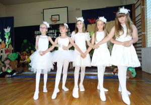 Jezioro łabędzie tańczone przez uczennice klas 2