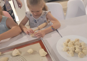 Uczennica lepi pierożki
