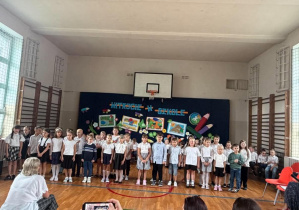 Uczniowie klas drugich śpiewają piosenkę o wakacyjnej tematyce.