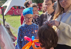 Zwierzęta z balonów i kolorowe warkoczyki