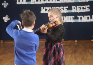 Alicja Gwoździńska gra na skrzypcach.