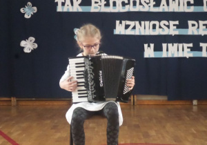 Marta Płuciennik gra na akordeonie.