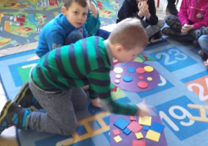 Przedszkolaki podczas zajęć W Krainie Figur Geometrycznych.