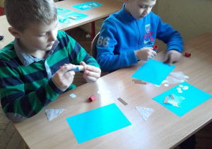 Przedszkolaki podczas zajęć W Krainie Figur Geometrycznych.