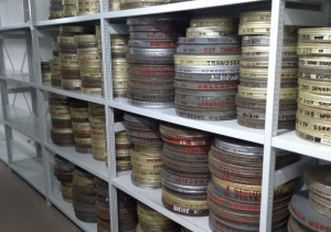 Półki z filmami w archiwum.