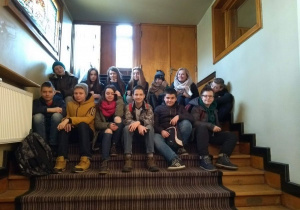 Uczniowie siedzą na schodach, na których siadali wielcy: Wajda, Kieślowski, Zanussi… 