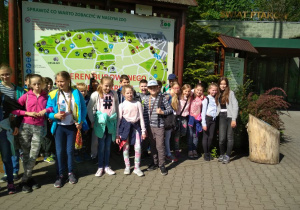 Grupa uczniów przed planem zoo.