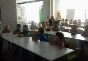 Uczniowie klasy 1a słuchają krótkiego wykładu.