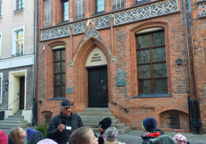 Grupa dzieci przed wejściem do Domu Kopernika.
