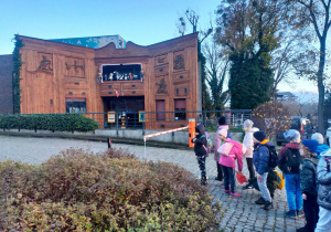Dzieci przy budynku Teatru „Baj Pomorski”.