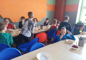 Uczniowie klasy 2 podczas posiłku
